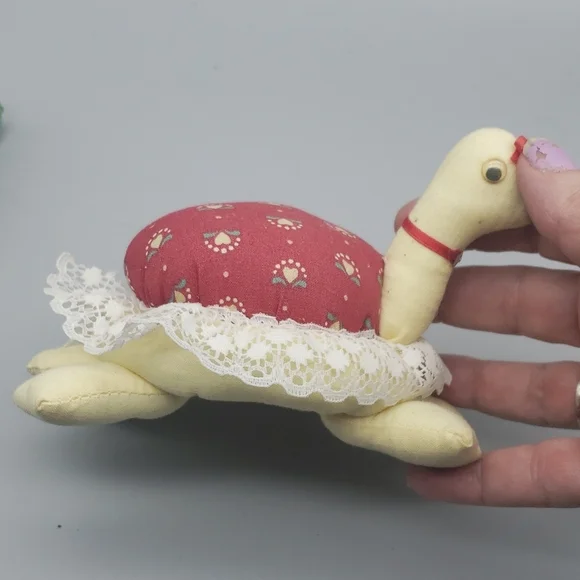 Vintage turtle pin cushion - Picture 3 of 8